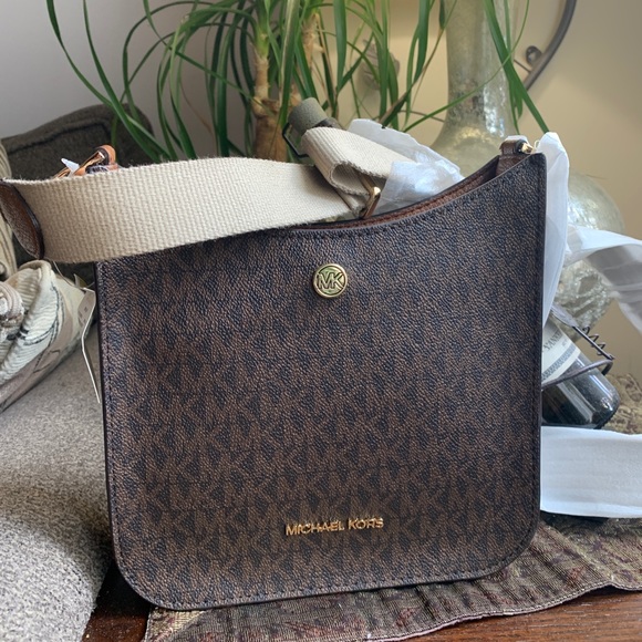 Authentic MICHAEL KORS Signature leather snap magnetic top Crossbody - Picture 7 of 15